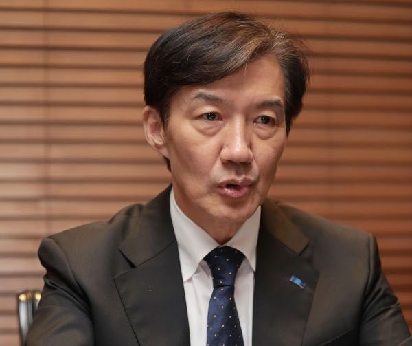 비대위장직 사실상 수락한 조국… 창당 멤버는 탈당, 리더십 시험대