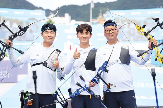 K양궁, 안방 세계선수권서 첫 금… 남자 단체전 3연패
