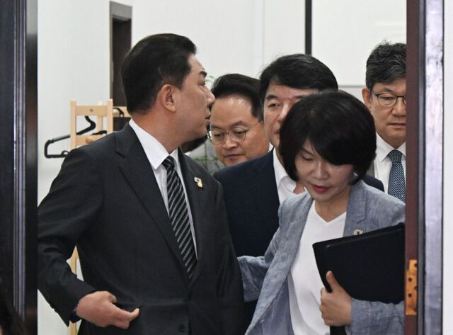 김병기(왼쪽) 더불어민주당 원내대표가 11일 정책조정회의에 입장하던 중 굳은 표정으로 문진석 원내운영수석부대표와 대화하고 있다. 이병주 기자