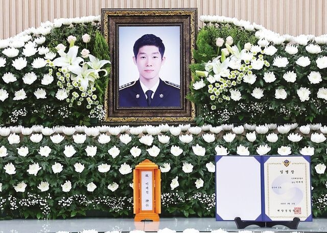 [포토] 노인에 구명조끼 벗어주고 숨진 이재석 경장