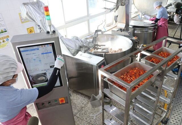 [포토] 급식 고기반찬, 로봇이 볶는다