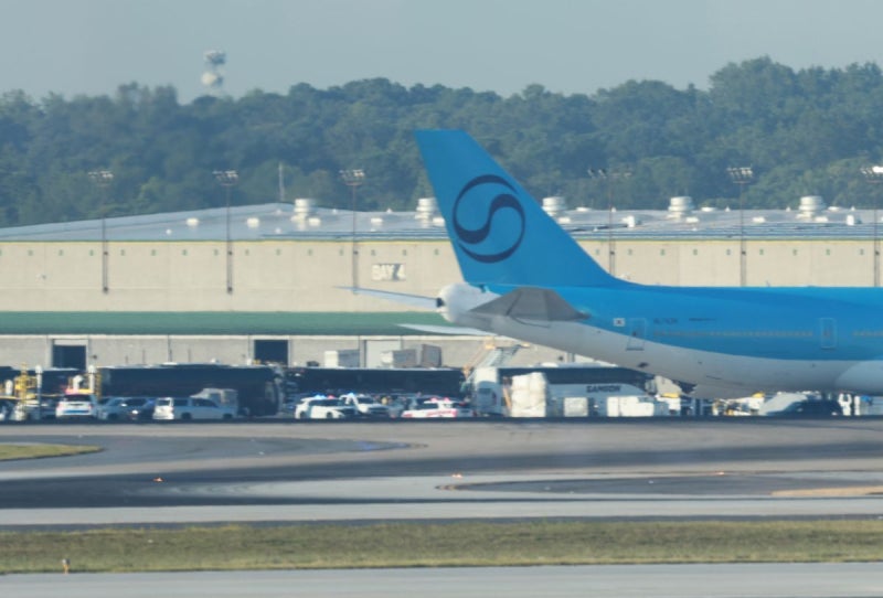 “집으로”…석방 <b>한국인</b> 근로자, <b>애틀랜타 공항</b> <b>도착</b>