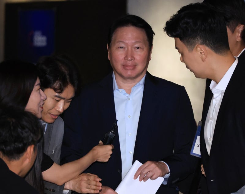 <b>최태원</b>, 동거인 <b>김희영</b> 악성루머 제기한 <b>유튜버</b>들 <b>고소</b>