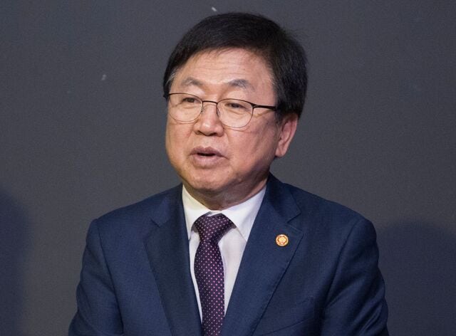 교육장관, 교사들 만나 교권보호 대책 논의
