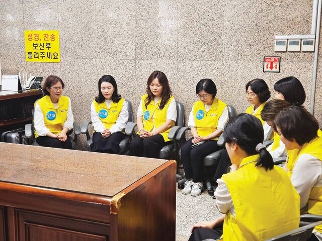 고성 오�간 ‘그들만의 총회’… 봉사자들은 눈물로 기도·헌신