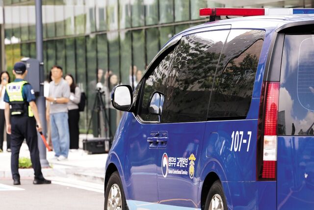 김건희 여사가 탑승한 법무부 호송차가 25일 특검 사무실이 마련된 서울 종로구 KT광화문빌딩으로 들어가고 있다. 특검팀은 김 여사를 상대로 김상민 전 검사에게 고가의 그림을 뇌물로 받은 혐의 등을 조사했다. 연합뉴스
