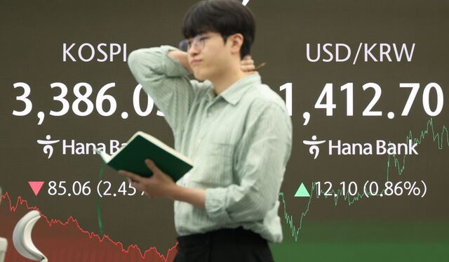 코스피가 급락한 26일 서울 중구 하나은행 딜링룸 현황판에 코스피 종가와 원/달러 환율이 표시돼 있다. 연합뉴스