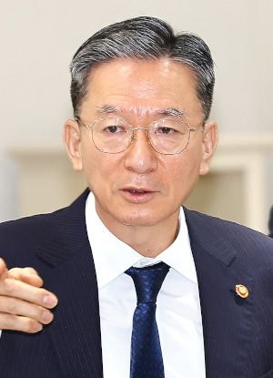 정성호 “뻔뻔한 尹 호텔 숙박하나… 구속된 신분 잊지 말라”