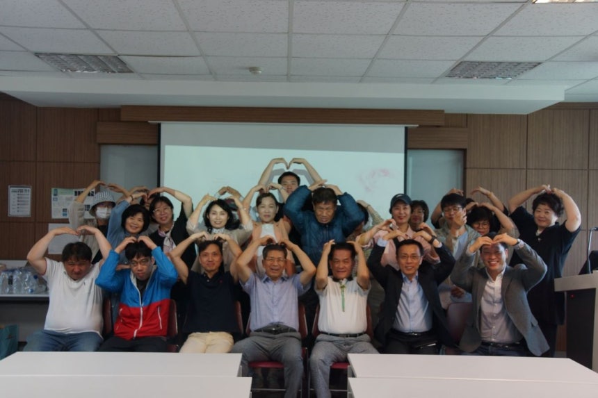 부산 영산대학교 GOD PEOPLE 기독동아리는 지난 11일 교내에서 채플을 드렸다. 예배를 드린 뒤 김경열(앞줄 맨 오른쪽) 교수, 학교 관계자, 동아리 회원들이 단체 기념촬영을