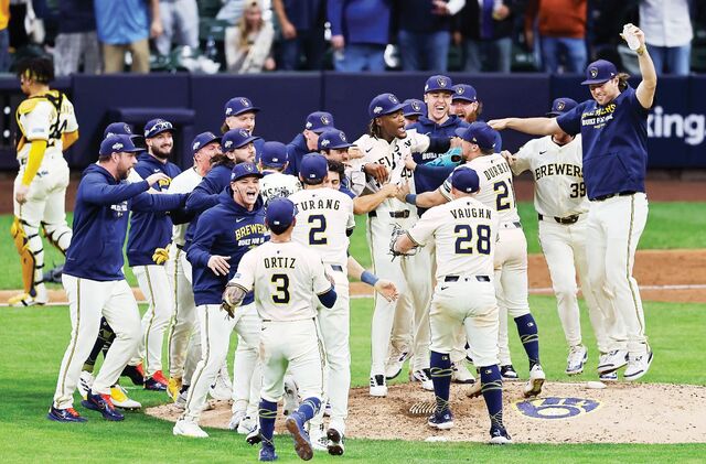 홈런 쾅·쾅·쾅… 밀워키, 컵스 꺾고 7년 만에 NLCS 진출