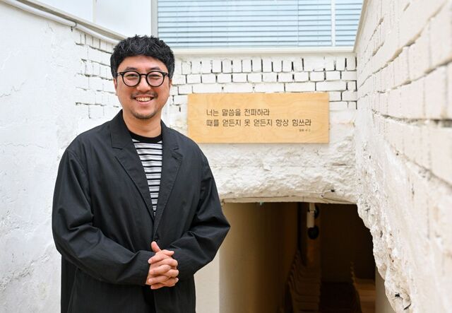 곽병훈 나의교회 목사가 최근 서울 마포구 교회 예배당 앞에서 청년 소그룹을 통한 제자 훈련의 의미에 대해 설명하고 있다.신석현 포토그래퍼