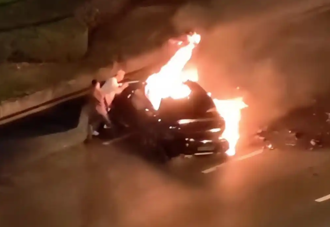 중국 쓰촨성 청두에서 13일 충돌 후 화재가 발생한 샤오미 전기차 SU-7. 행인들이 운전자 구조에 나섰지만, 문을 열지 못했다. 웨이보