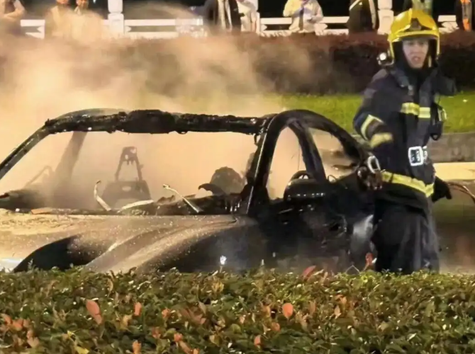 중국 쓰촨성 청두에서 13일 충돌 후 화재가 발생해 전소한 샤오미 전기차 SU-7. 웨이보