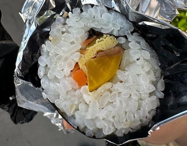 제주 탐라문화제에서 1줄 4000원에 판매된 김밥. 온라인 커뮤니티 캡처
