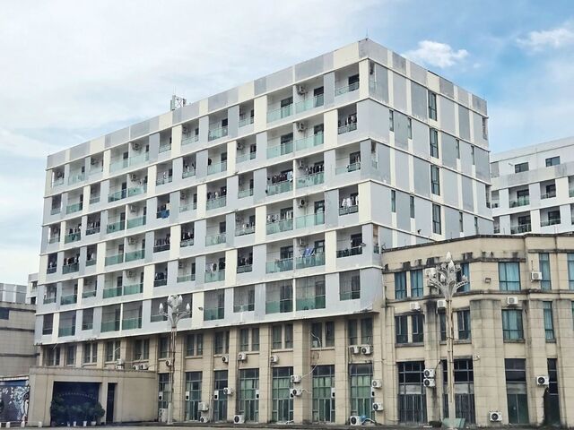 캄보디아 시아누크빌에 있는 범죄단지 추정 건물의 전경. 아래 사진은 지난달 프놈펜 시내 관광지의 모습. 범죄단지의 음산함과 여행지의 평온함이 대비된다. AP연합뉴스