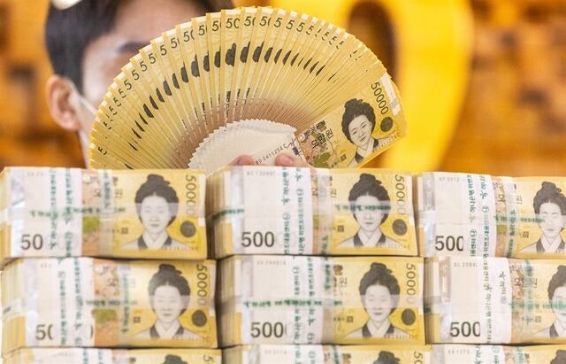 시중 통화량 첫 4400조… 부동산·주식시장 과열 부추기나