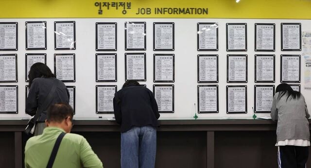 [사설] 소비쿠폰 풀었는데도 청년 취업은 ‘절벽’