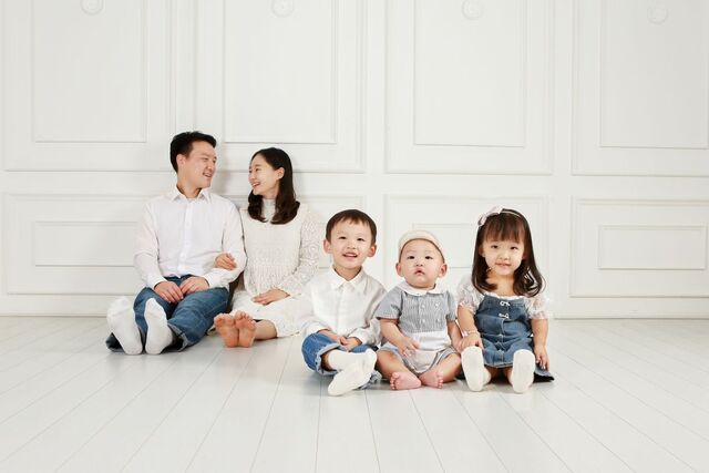 손영빈 김유진 부부가 세 명의 자녀와 함께 가족 사진을 찍고 있다. 나란히 앉은 믿음 소망 사랑이(왼쪽부터). 부부 제공