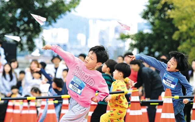 [포토] 비행기 날리는 어린이들