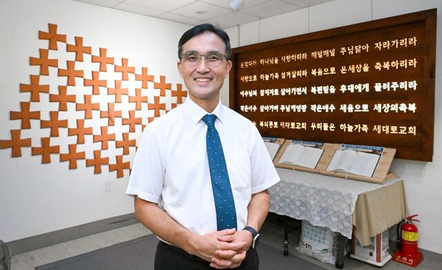 장주창 세대로교회 목사가 지난 14일 서울 송파구 교회 야브네홀에서 목회 방향을 말하고 있다. 장 목사 뒤로 교회의 목표를 담은 ‘세대로 가족 찬양’ 가사가 적혀 있다. 신석현 포