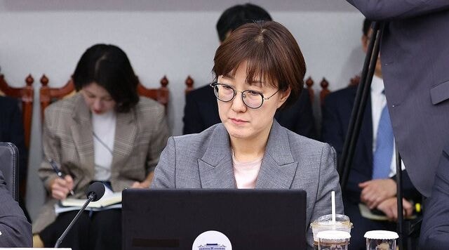 야 “김현지, 李 고비 마다 휴대폰 교체”  여 “정상적 기기변경… 창피한 헛발질”