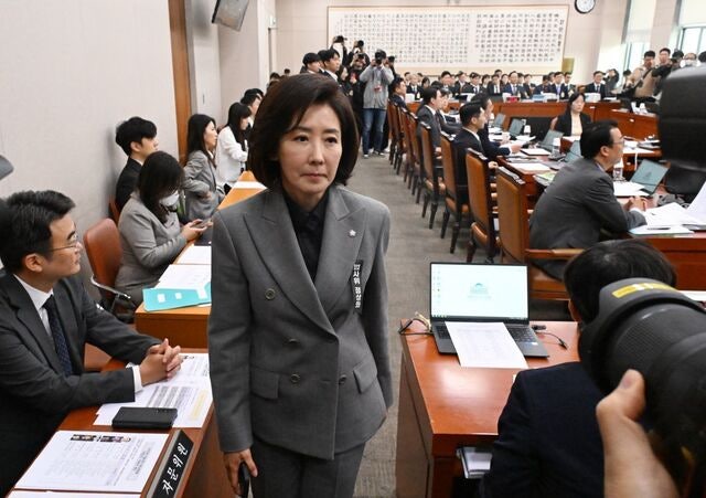 [포토] '남편' 김재호 법원장 출석에… 자리 피하�는 나경원