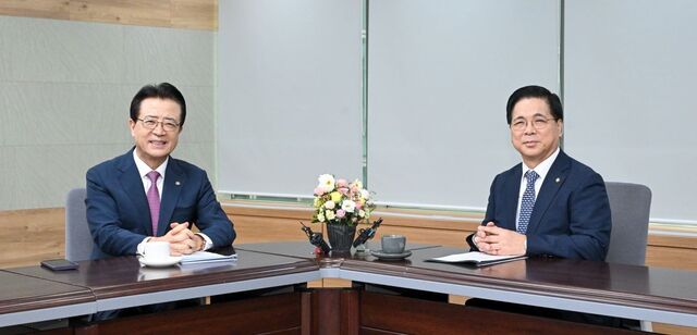 이영훈(오른쪽) 여의도순복음교회 목사와 오정현 사랑의교회 목사가 21일 서울 여의도 국민일보 대회의실에서 WEA 서울총회 이후 한국교회의 부흥과 미래 리더십 등을 주제로 대담하고 있다. 신석현 포토그래퍼