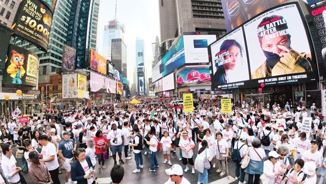 ‘어게인 연합거리전도’ 참석자들이 지난달 27일 미국 뉴욕 타임스스퀘어에서 거리 전도에 나서고 있다. 복음의전함 주최로 열린 이날 집회에는 미 전역 60여 교회와 1500여명 성도