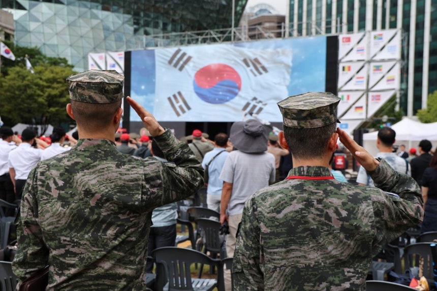지난달 28일 서울광장에서 서울시와 해병대사령부 공동주관으로 열린 제75주년 서울수복기념행사에서 해병들이 국기에 경례하고 있다. 연합뉴스