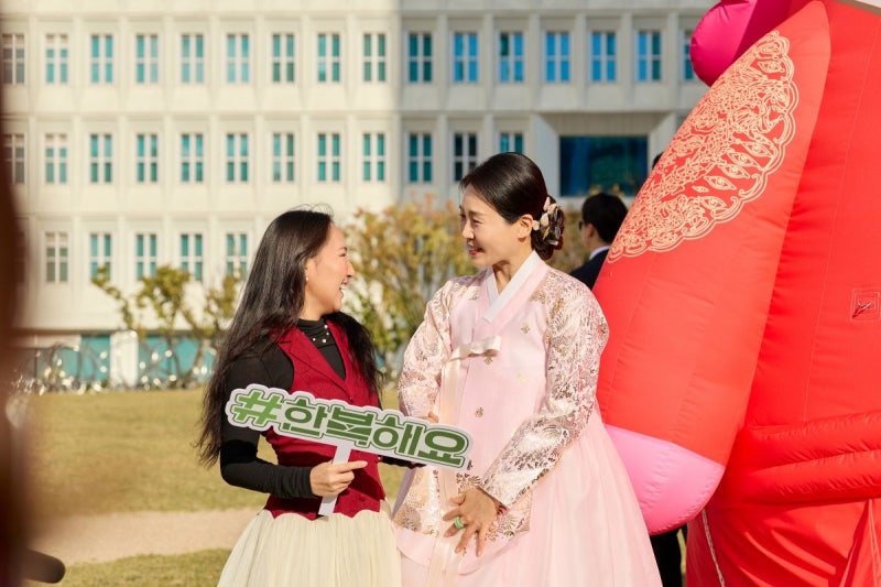 [포착] ‘<b>한복 챌린지</b>’ 찍은 <b>김혜경 여사</b>…연분홍 <b>한복</b> 입고 ‘활짝’