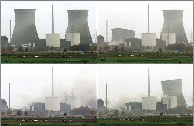 [포토] 폭파 해체되는 독일 원전 냉각탑