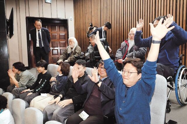 [포토] 장애인평생교육법 가결… 환호하는 장애인 단체