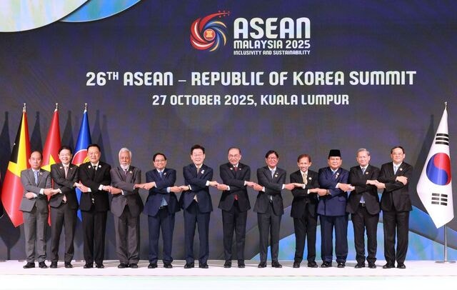 李 “한·아세안 年 3000억달러로 교역 확대… FTA 개선 협상”