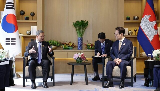 한국-캄보디아 정상회담… “코리아 전담반 내달 가동”
