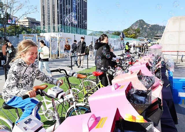 [포토] 자전거로 비눗방울 만들어요