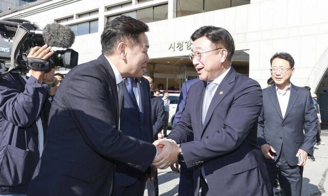 전주·완주 통합 주민투표  행안부 ‘고심’ 지역은 ‘답답’