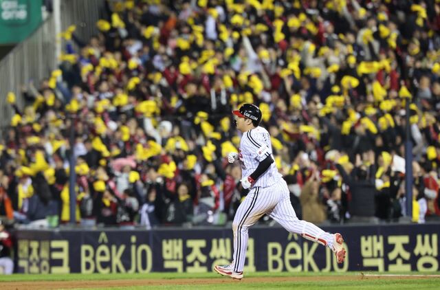 2차전도 화끈하게 두들겼다… LG 우승 확률 90%로