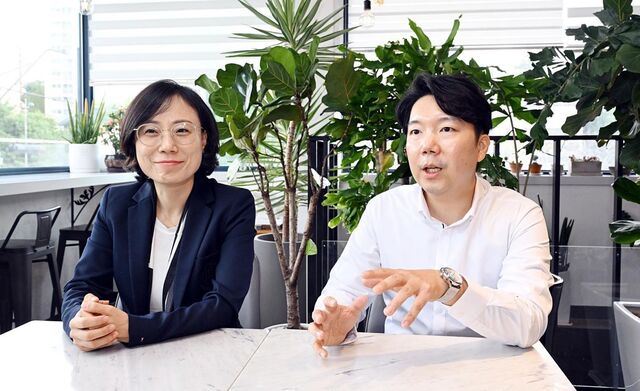 이재욱(오른쪽) 참사랑교회 목사가 최근 경기도 부천의 교회 인근 카페에서 카도쉬아카데미를 만들게 된 계기를 말하고 있다. 왼쪽은 최은정 공동대표. 부천=신석현 포토그래퍼