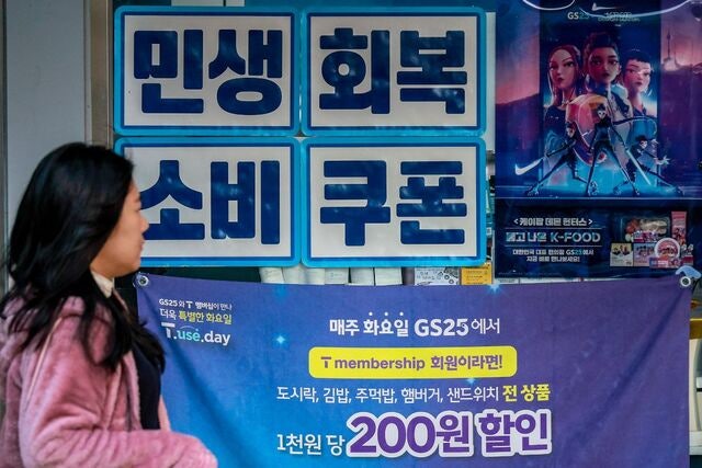 소비쿠폰이 살린 내수… 민간소비, 성장률 0.6%p 끌어올려