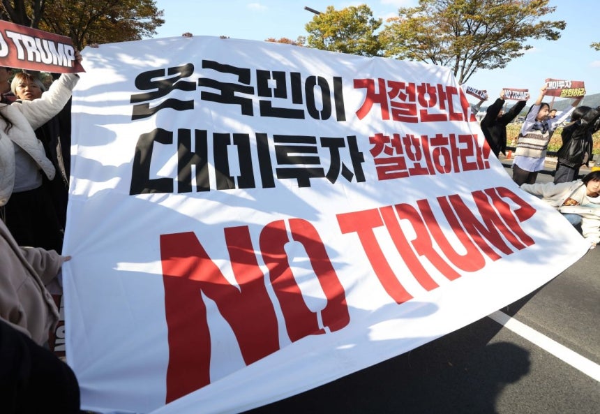 29일 오후 한·미 정상회담이 열린 국립경주박물관 인근에서 도널드 트럼프 미국 대통령을 반대하는 기습 시위대가 현수막을 펼쳐들고 있다. 연합뉴스