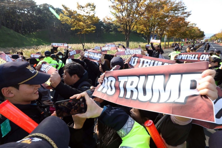 29일 오후 한·미 정상회담이 열린 국립경주박물관 인근에서 도널드 트럼프 미국 대통령을 반대하는 기습 시위대가 경찰과 대치하고 있다. 연합뉴스
