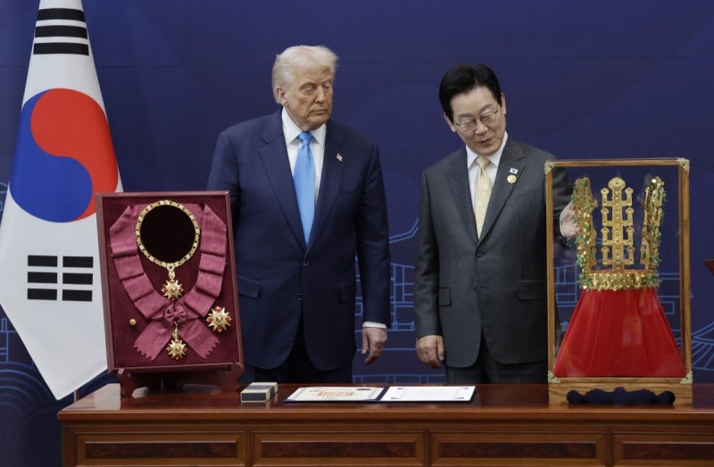 경주 방문한 <b>트럼프</b>…<b>훈장</b>·<b>금관</b> 선물 받고 한미 정상회담 참석