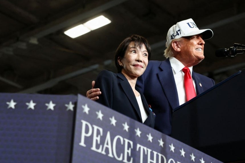 다카이치 일본 총리, 트럼프랑 팔짱에 포옹까지? 외교 과잉 논란 터졌다