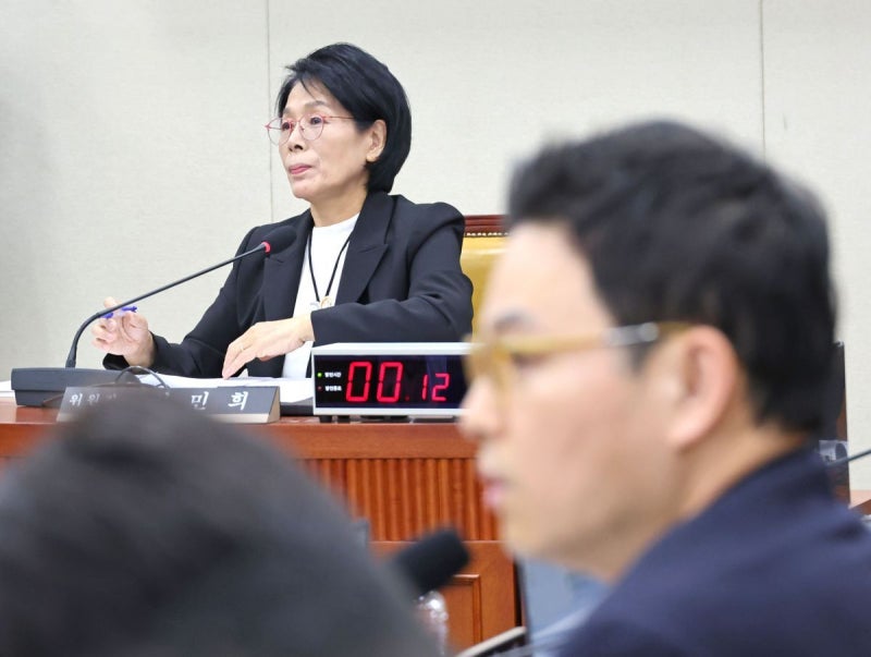 <b>최민희</b>, 사과했지만 사퇴는 없다…野 ‘<b>김영란법 위반</b>’ 권익위 신고
