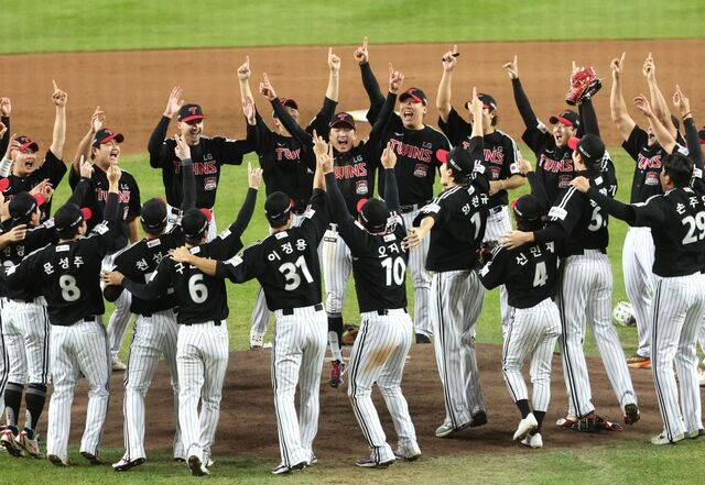 LG, 다섯 경기 만에 끝냈다… 4승 1패로 통합 우승 달성