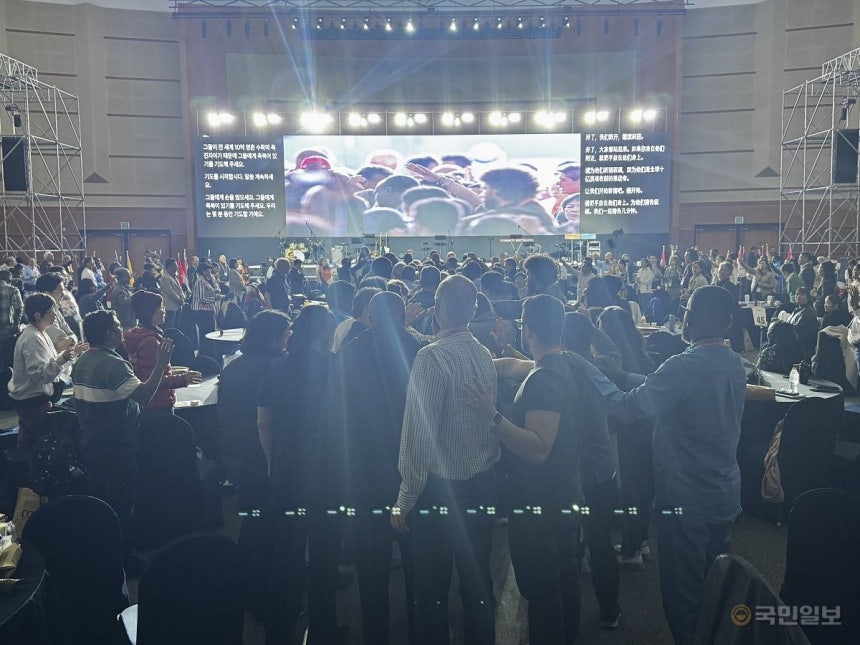 글로벌 하비스트 서밋 2025 참석자들이 2일 제주국제컨벤션센터 대강당에서 각국에서 활동하는 복음주의 지도자들을 위해 손을 뻗어 기도하고 있다.