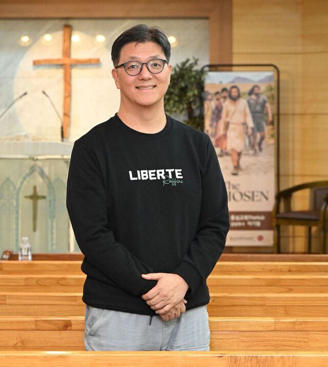 이기둥 ‘중심교회 더 허브’ 목사가 지난 28일 경기도 성남시의 교회 예배당에서 미소짓고 있다. 성남=신석현 포토그래퍼