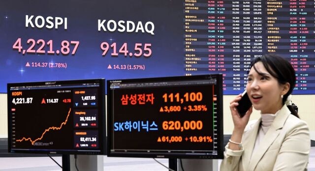 ‘AI 동맹’ 코스피 사상 첫 4200 돌파…  62만닉스·11만전자 반도체 랠리