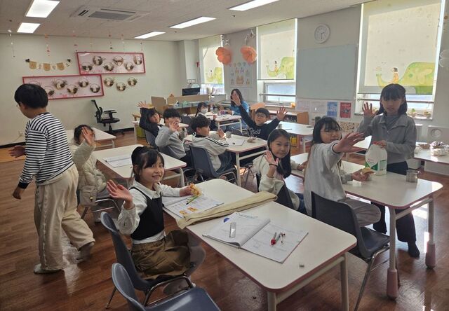 지난달 29일 서울 영등포구 도림교회 디아코니아센터 3층 도림방과후학교에서 자습 중인 아이들이 환하게 손을 흔들고 있다.