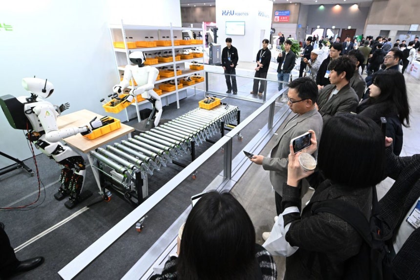 운반 로봇 관람하는 관람객들.